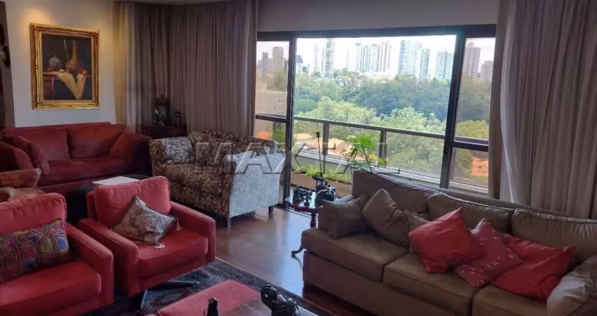 Apartamento à venda de 206 m², com sacada, 4 dormitórios, sendo 2 suítes, e 3 vagas, na aclimação.