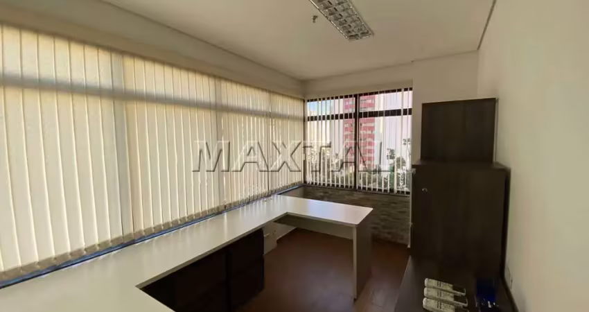 Sala comercial disponível para venda ou locação, com 32 m², 01 banheiro e 01 vaga, na saúde.