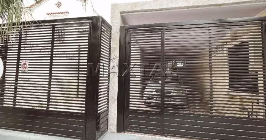 Casa térrea comercial com 2 salas 2 banheiros, cozinha e duas vagas de garagem cobertas.