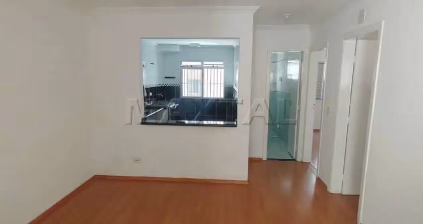 Apartamento para locação com dois quartos, um banheiro, uma vaga de garagem.