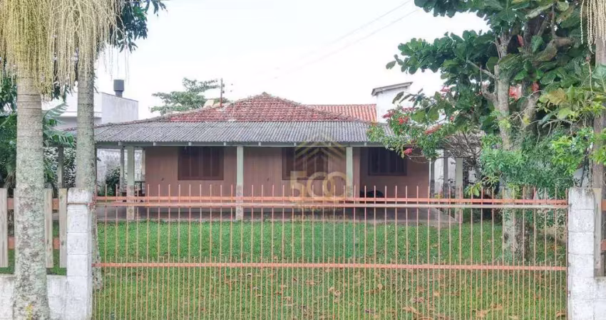 Oportunidade Perto do Mar! Casa com Terreno Amplo.
