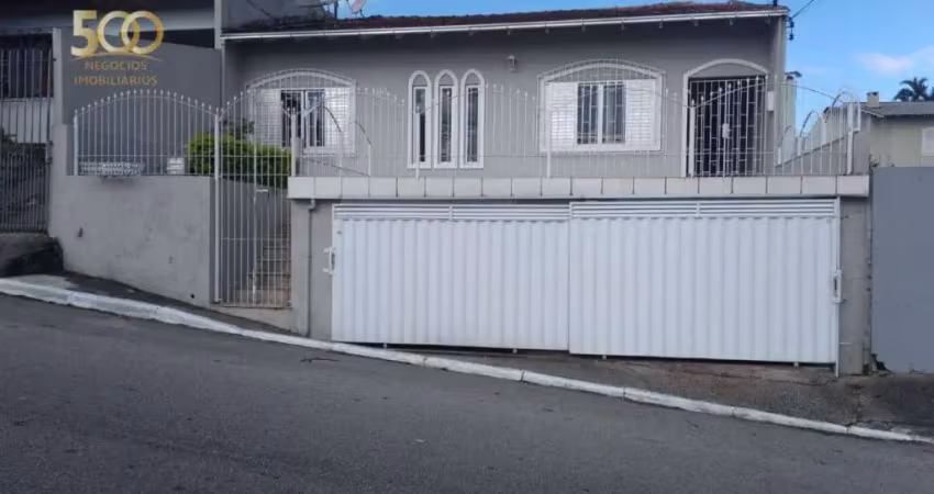 Casa com 3 dormitórios à venda, 180 m² por R$ 800.000,00 - Barreiros - São José/SC