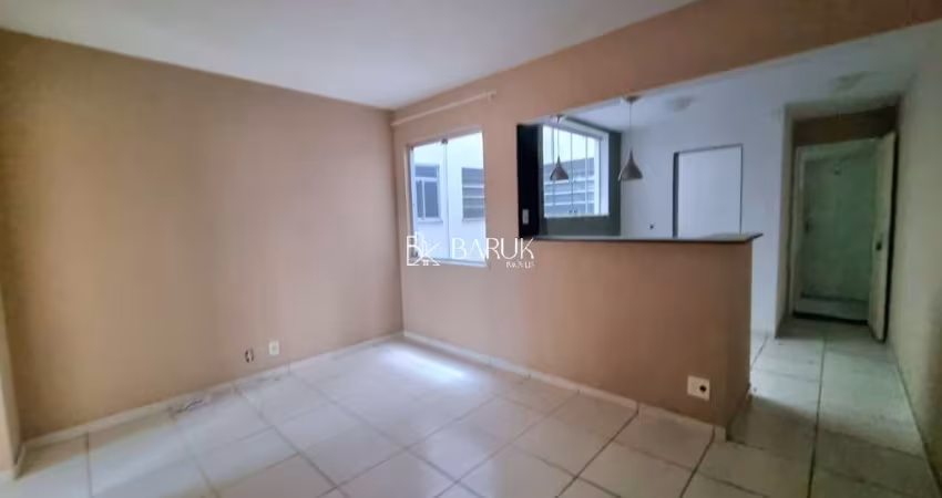 Centro, quarto e sala todo reformado, um lance de escadas, excelente localização.