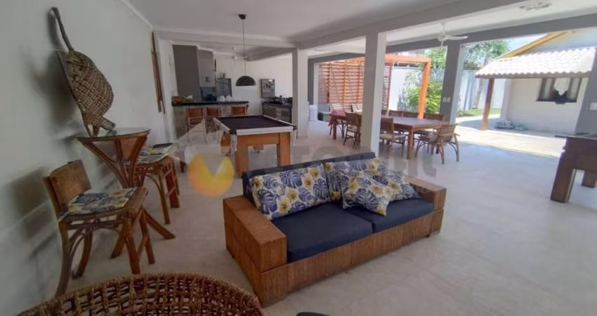 Linda casa com terreno de 1.035m² e 450m² de área construída, à venda em Caraguatatuba, Praia das Palmeiras