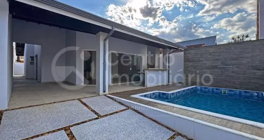 Casa à venda com piscina e 3 quartos em peruíbe, no bairro parque balneario oasis
