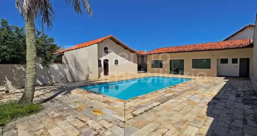 Casa à venda com piscina e 3 quartos em peruíbe, no bairro estancia sao jose