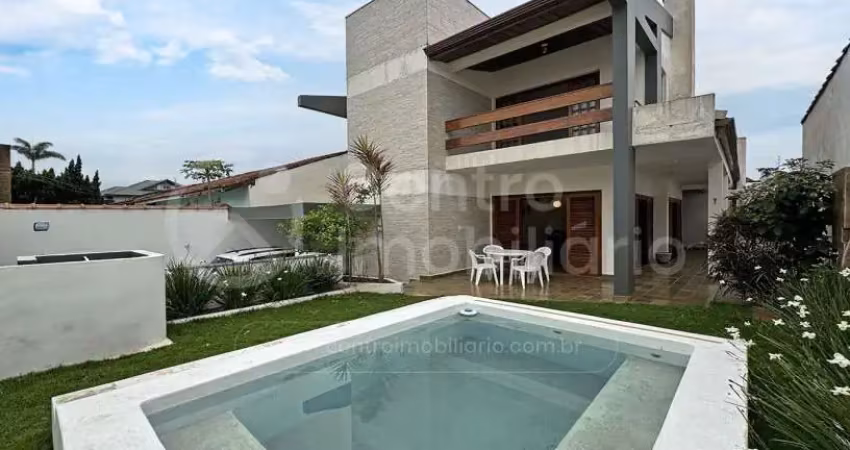Casa à venda com piscina e 3 quartos em peruíbe, no bairro cidade nova peruíbe