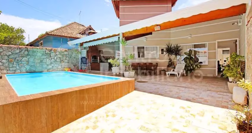 Casa à venda com piscina e 3 quartos em peruíbe, no bairro jardim icaraiba
