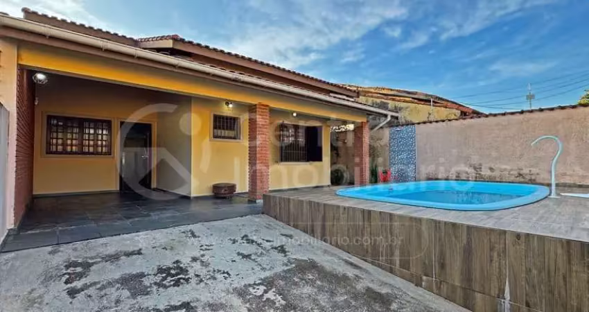 Casa à venda com piscina e 2 quartos em peruíbe, no bairro belmira novaes