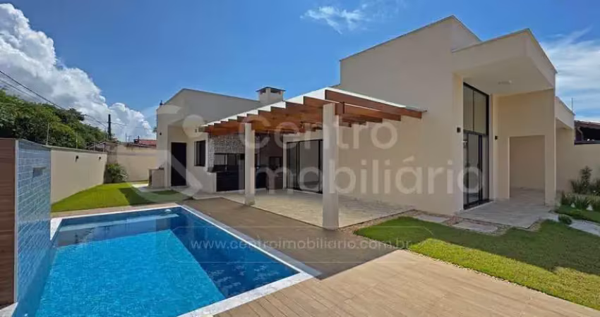 Casa à venda com piscina e 3 quartos em peruíbe, no bairro jardim imperador