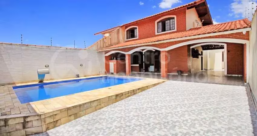 Casa à venda com piscina e 3 quartos em peruíbe, no bairro pampas