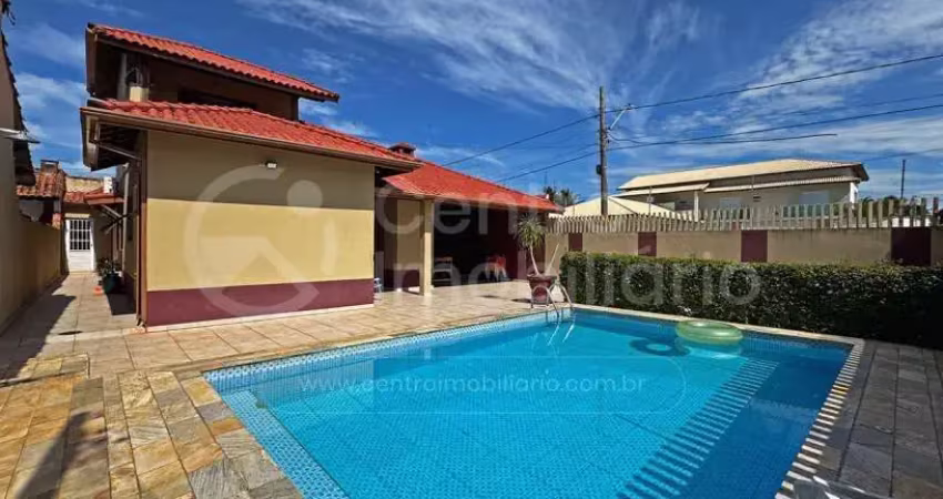 CASA à venda com piscina e 3 quartos em Peruíbe, no bairro Parque Balneario Oasis