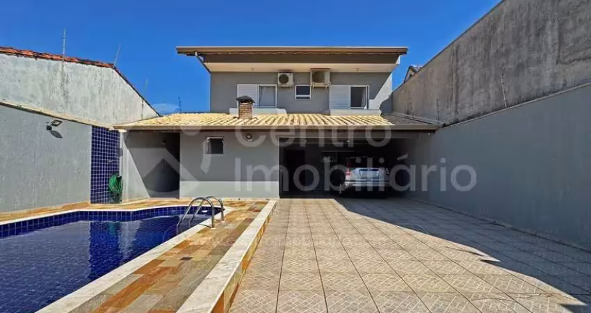 Casa à venda com piscina e 3 quartos em peruíbe, no bairro jardim três marias