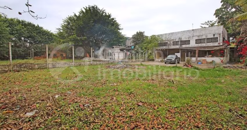 CASA à venda com piscina e 3 quartos em Peruíbe, no bairro Jardim dos Prados