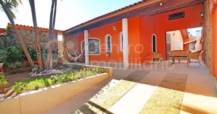 Casa à venda com piscina e 3 quartos em peruíbe, no bairro jardim três marias