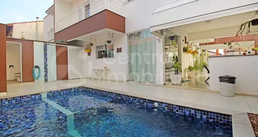 Casa à venda com piscina e 4 quartos em peruíbe, no bairro jardim imperador