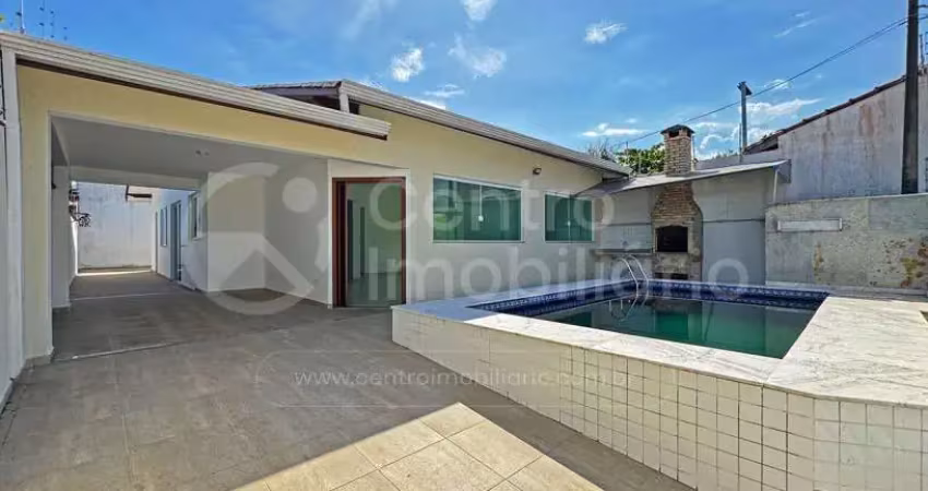 Casa à venda com piscina e 3 quartos em peruíbe, no bairro balneario sao joao batista