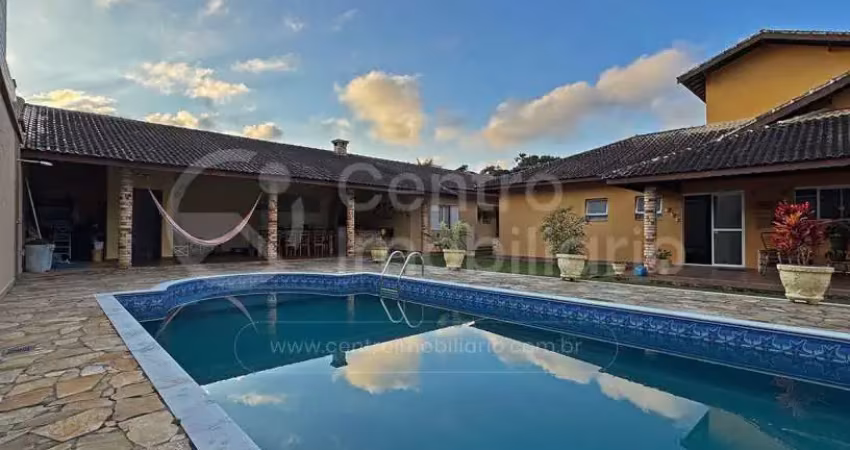 Casa à venda com piscina e 5 quartos em peruíbe, no bairro jardim sao luiz