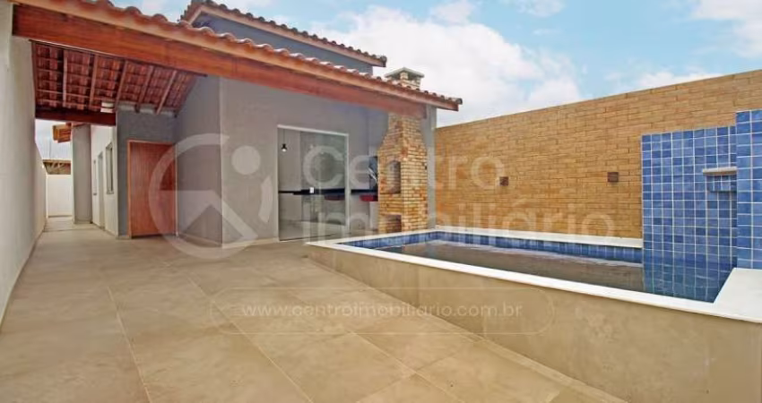 CASA à venda com piscina e 2 quartos em Peruíbe, no bairro Flora Rica