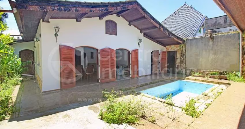 CASA à venda com piscina e 3 quartos em Peruíbe, no bairro Stella Maris