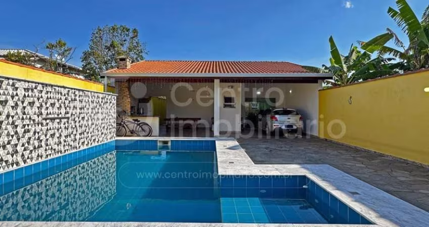 CASA à venda com piscina e 3 quartos em Peruíbe, no bairro Maria H Novaes
