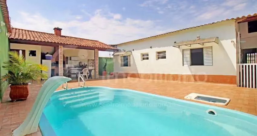 Casa à venda com piscina e 2 quartos em peruíbe, no bairro parque turistico
