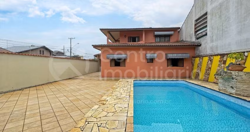 CASA à venda com piscina e 3 quartos em Peruíbe, no bairro Maria H Novaes