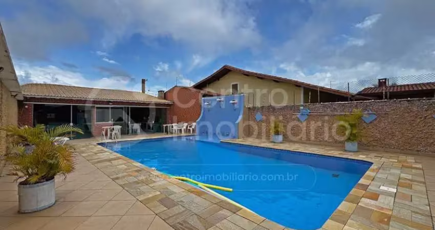 CASA à venda com piscina e 3 quartos em Peruíbe, no bairro Jardim Imperador