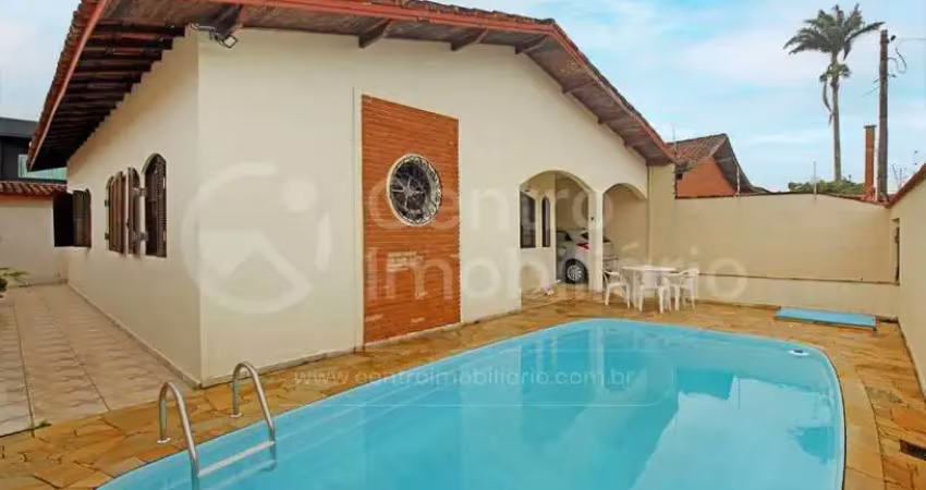 CASA à venda com piscina e 3 quartos em Peruíbe, no bairro Parque Turistico