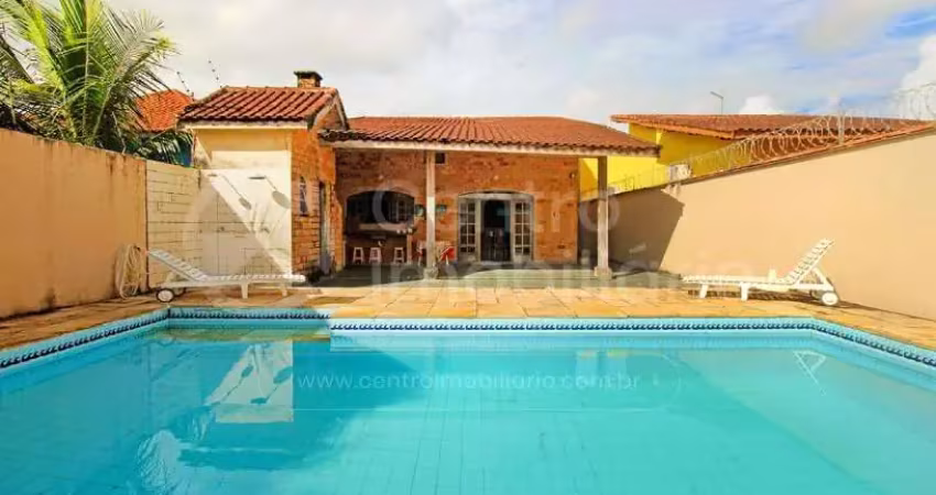 CASA à venda com piscina e 3 quartos em Peruíbe, no bairro Maria H Novaes