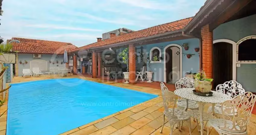 Casa à venda com piscina e 3 quartos em peruíbe, no bairro parque balneario oasis