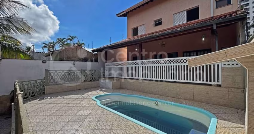 CASA à venda com piscina e 4 quartos em Peruíbe, no bairro Centro