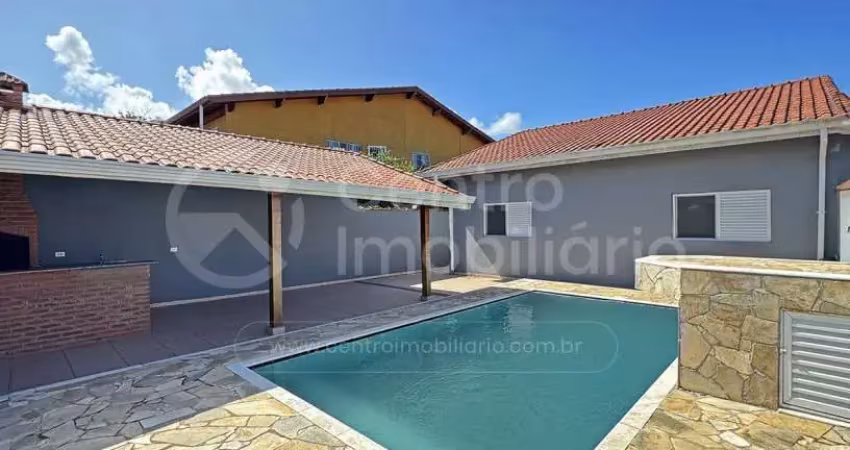Casa à venda com piscina e 3 quartos em peruíbe, no bairro maria h novaes