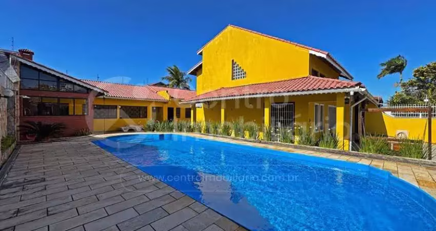 Casa à venda com piscina e 5 quartos em peruíbe, no bairro balneário casa blanca