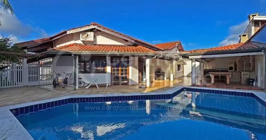 Casa à venda com piscina e 3 quartos em peruíbe, no bairro jardim imperador