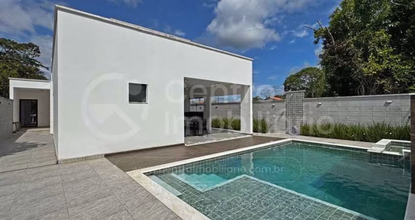 CASA à venda com piscina e 3 quartos em Peruíbe, no bairro Jardim Sao Luiz