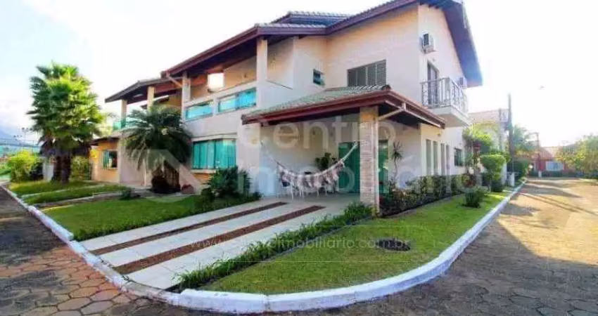 Casa à venda com piscina e 4 quartos em peruíbe, no bairro balneario sambura