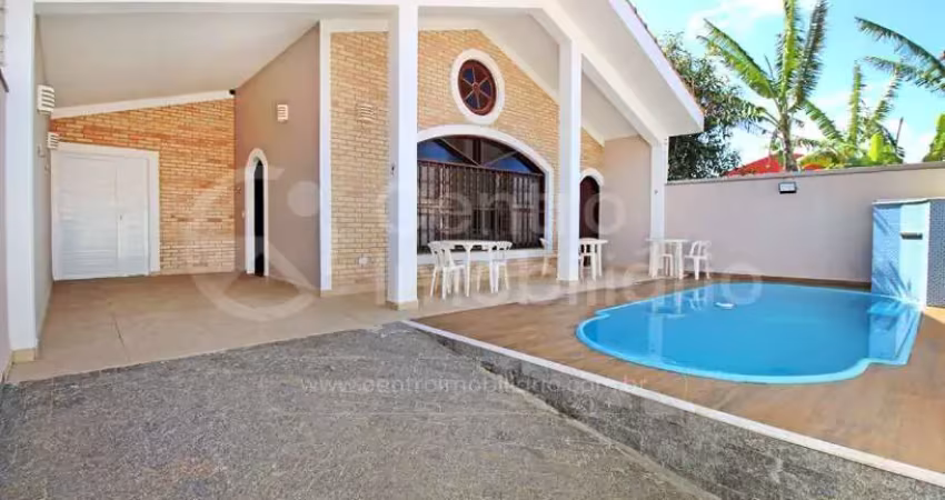 Casa à venda com piscina e 3 quartos em peruíbe, no bairro parque balneario oasis
