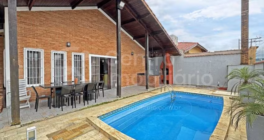 CASA à venda com piscina e 3 quartos em Peruíbe, no bairro Parque Turistico