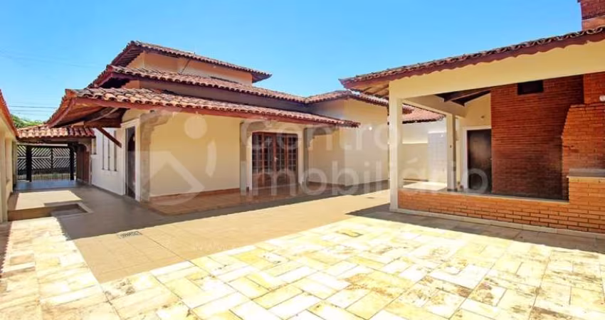 CASA à venda com 5 quartos em Peruíbe, no bairro Centro