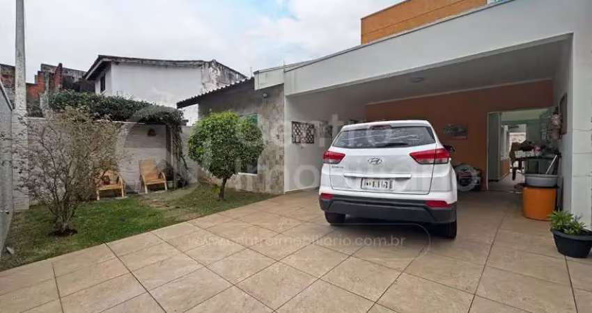 Casa à venda com piscina e 3 quartos em peruíbe, no bairro estancia sao jose