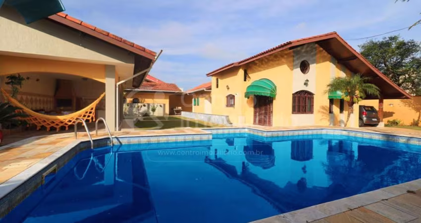CASA à venda com piscina e 2 quartos em Peruíbe, no bairro Centro