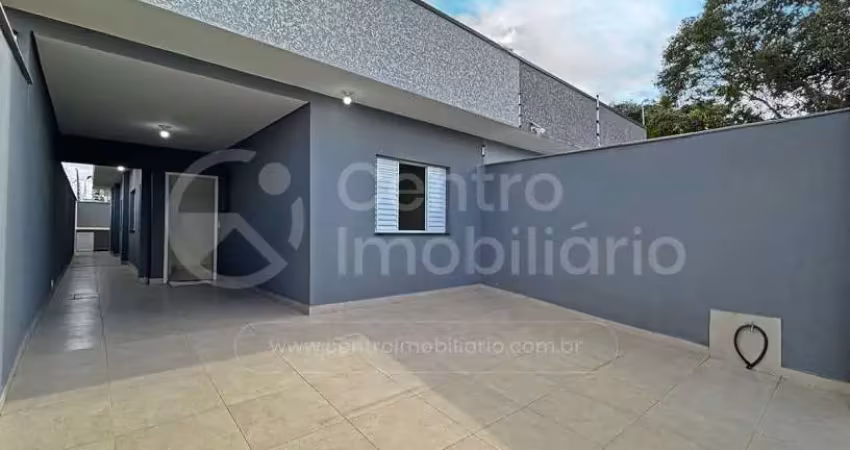 Casa à venda com piscina e 3 quartos em peruíbe, no bairro flora rica iii