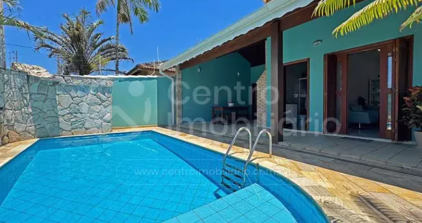 CASA à venda com piscina e 3 quartos em Peruíbe, no bairro Jardim Três Marias