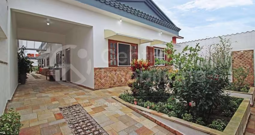 CASA à venda com piscina e 3 quartos em Peruíbe, no bairro Centro