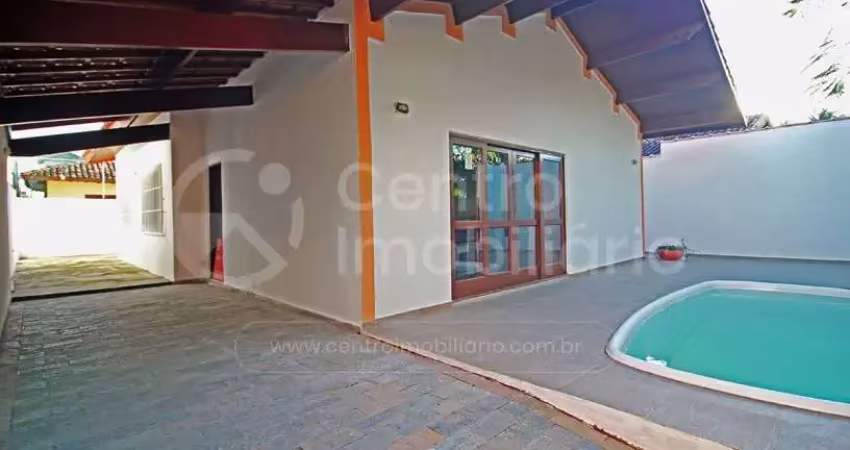 Casa à venda com piscina e 3 quartos em peruíbe, no bairro parque turistico