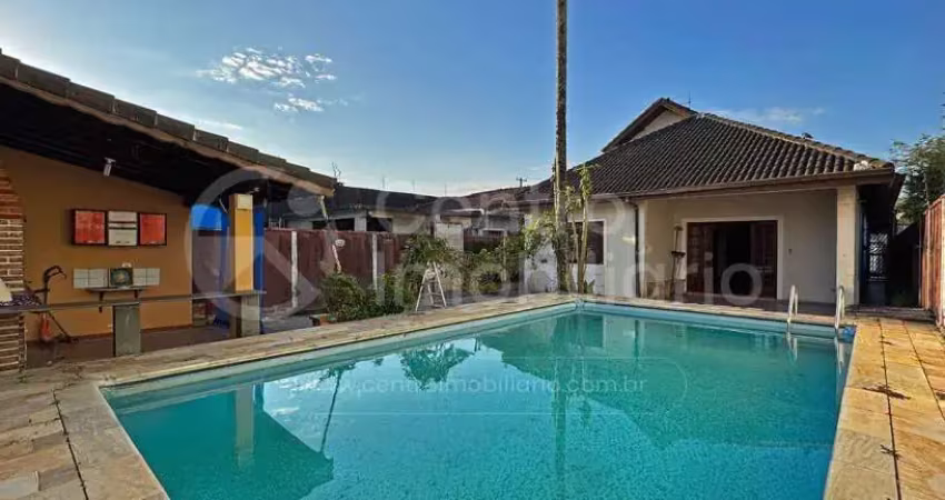 Casa à venda com piscina e 4 quartos em peruíbe, no bairro maria h novaes