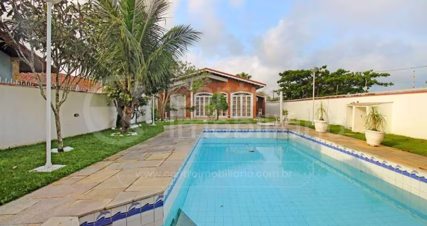CASA à venda com piscina e 3 quartos em Peruíbe, no bairro Parque Balneario Oasis
