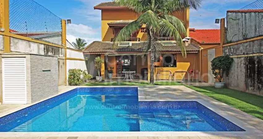 Casa à venda com piscina e 3 quartos em peruíbe, no bairro parque balneario oasis