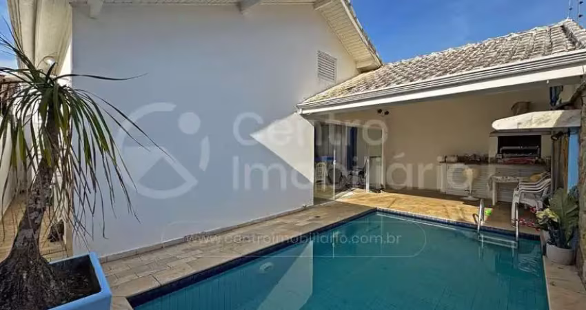 Casa à venda com piscina e 4 quartos em peruíbe, no bairro jardim três marias